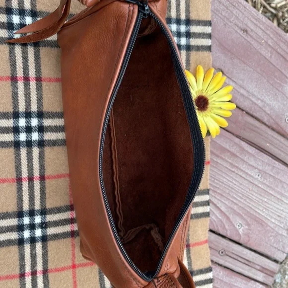 🌺 ARTISAN; British Tan Leather Handmade Timeless Shoulder Bag; 3” x 7” x 11!” - Picture 10 of 12